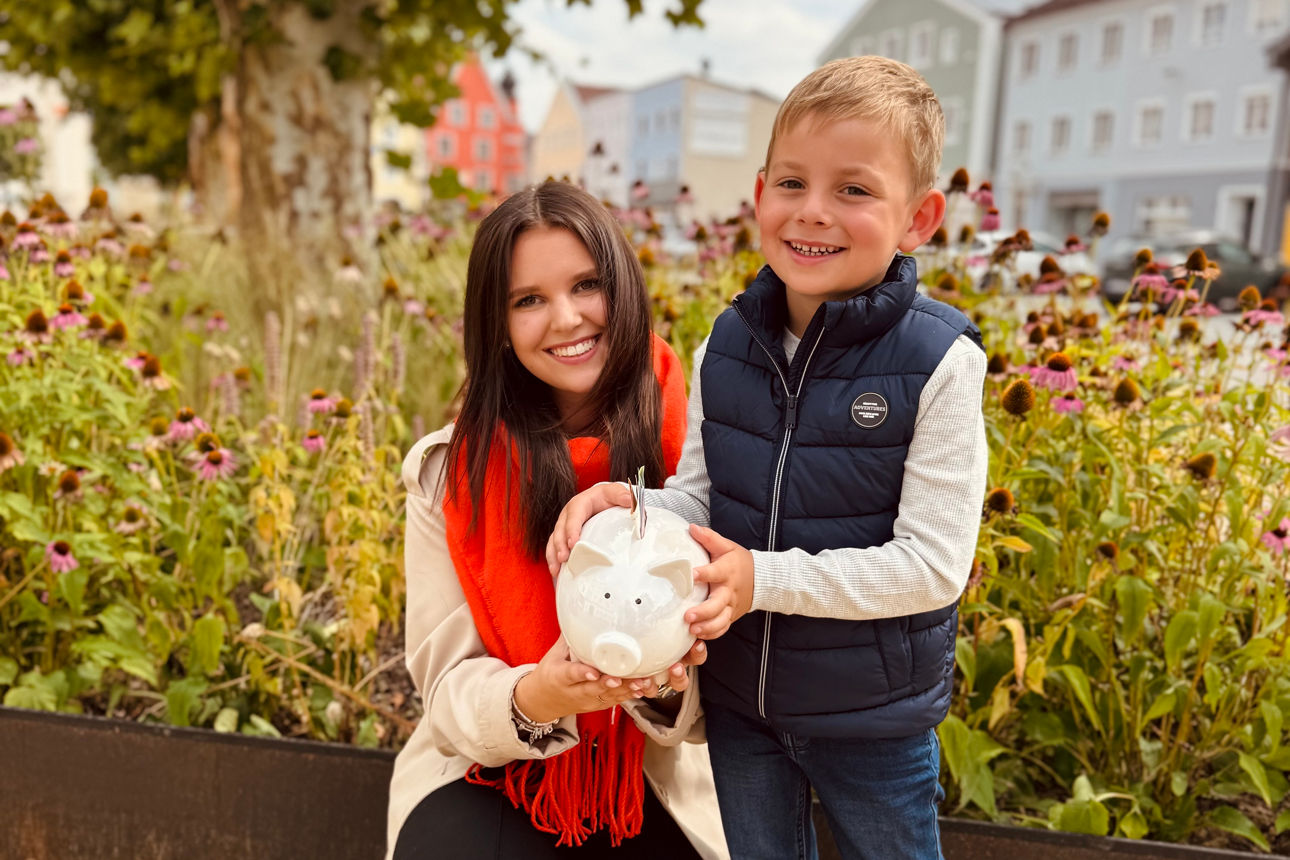 Privatkundenberaterin Theresa Wagner mit dem kleinen Sparer Ludwig.