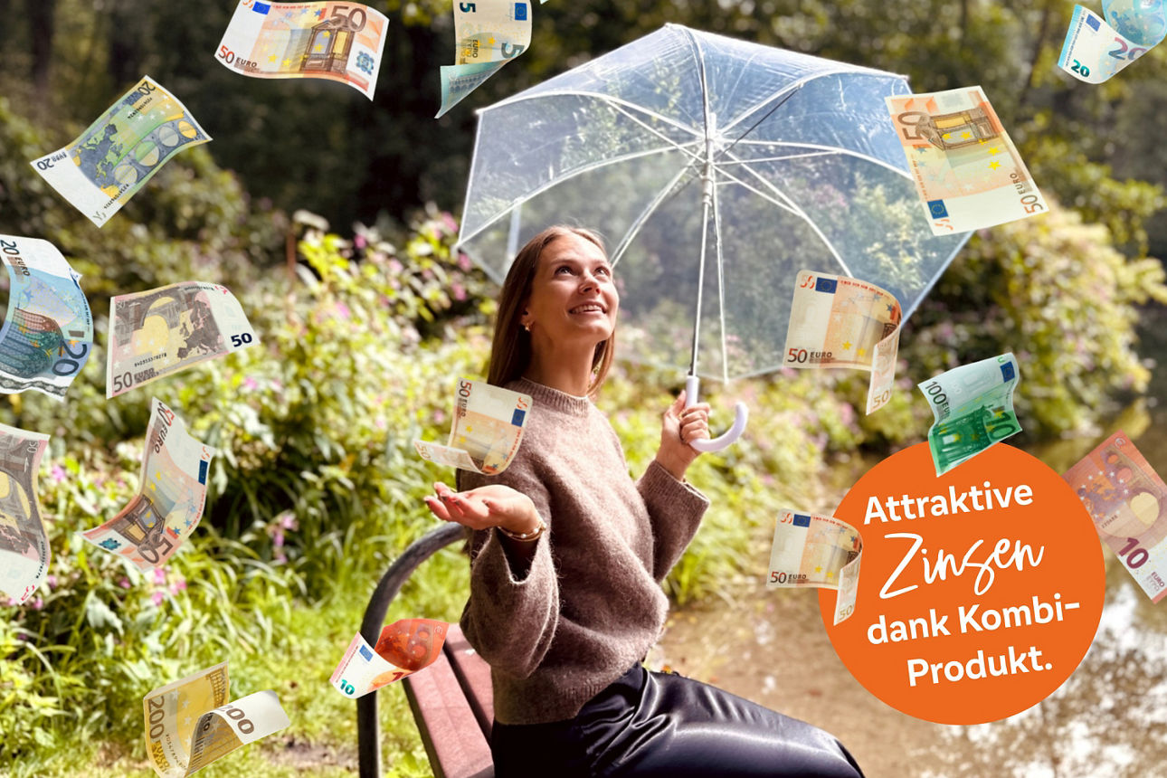 Frau mit Regenschirm und geöffneter Hand am See mit verschiedenen Euroscheinen die einen Regen bilden. Rechts im Bild oranger Störer mit Text: „Attraktive Zinsen dank Kombi-Produkt“