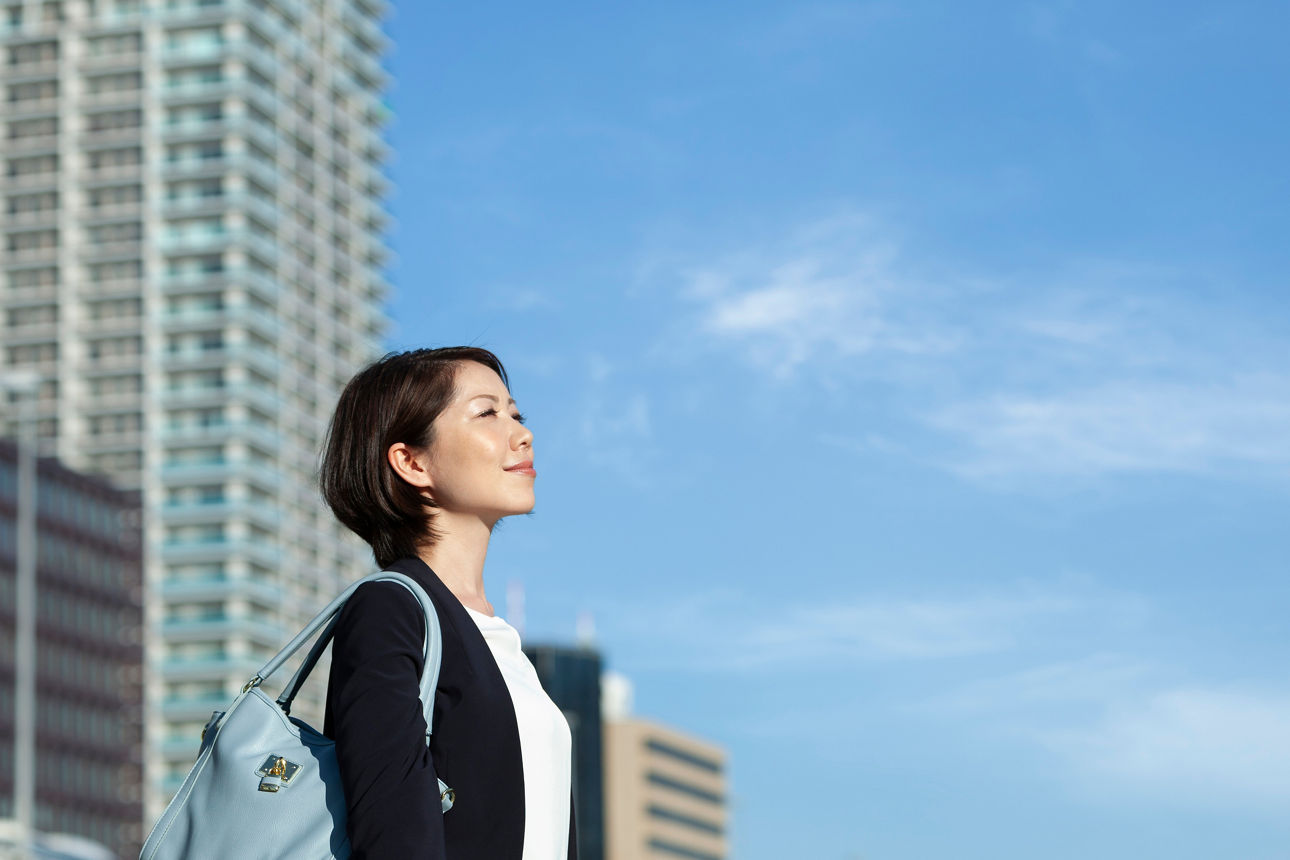 Frau steht vor Skyline
