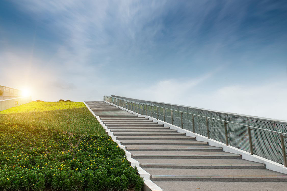 Treppe in den Sonnenuntergang