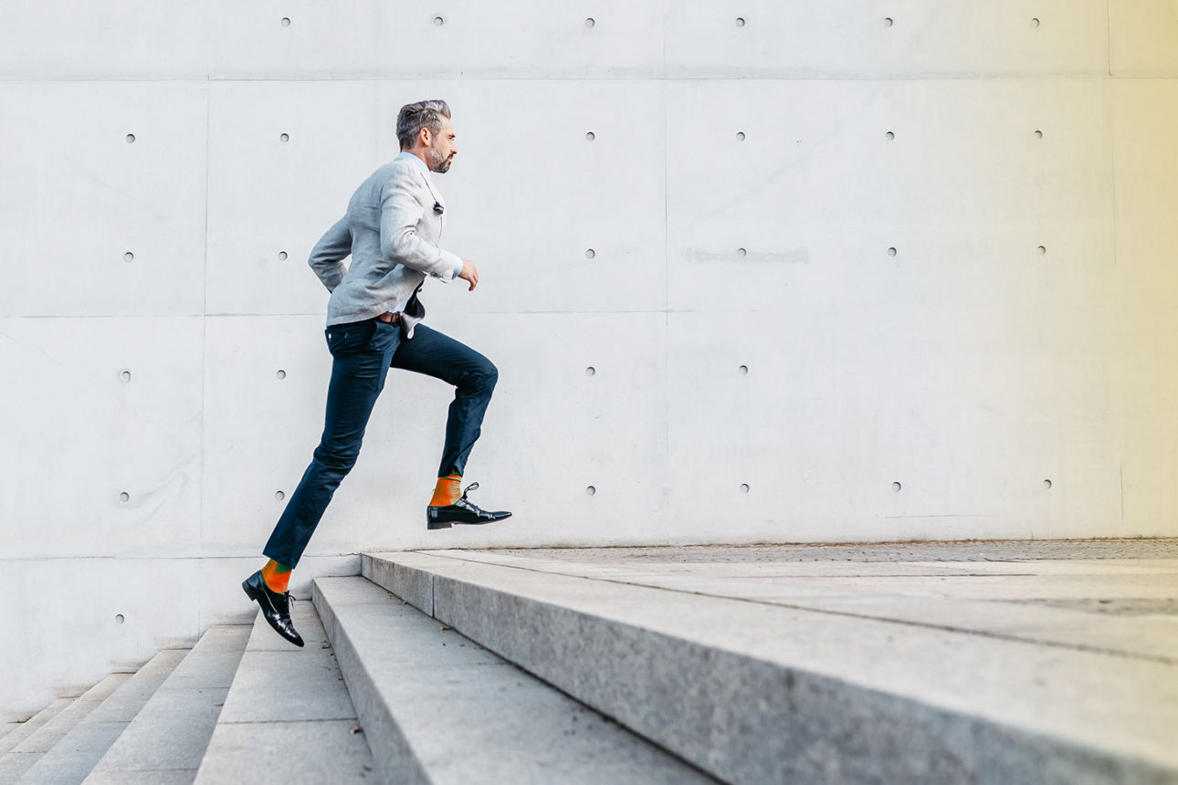 Mann läuft Treppe hoch