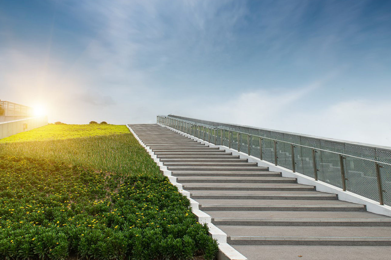 Treppe in den Sonnenuntergang