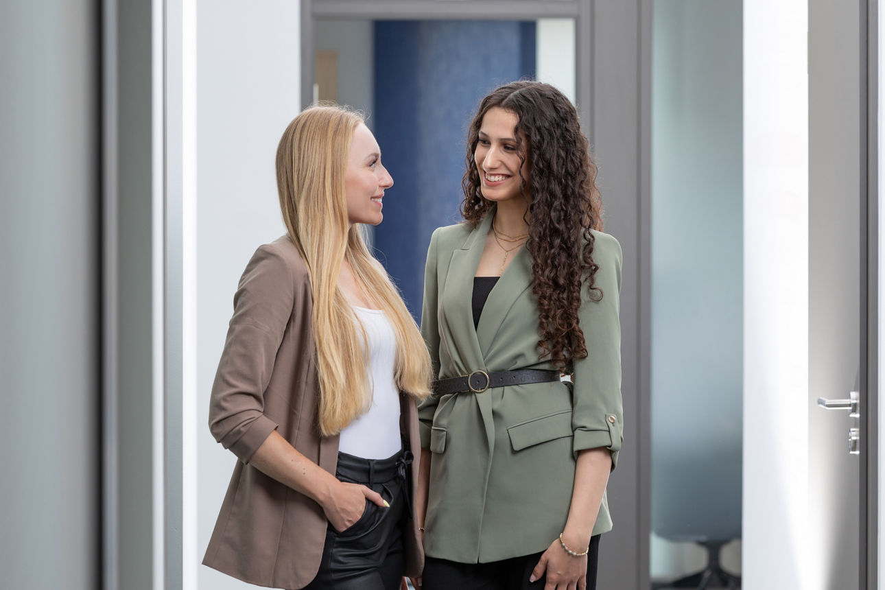 zwei Frauen in einem Bürogebäude