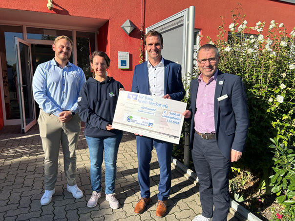 v.l.n.r.: Tim Kreß, Corinna Glogger (beide Anpfiff ins Leben e.V.), Jürgen Gärtner (Vorstandsmitglied VR Bank Rhein-Neckar), 