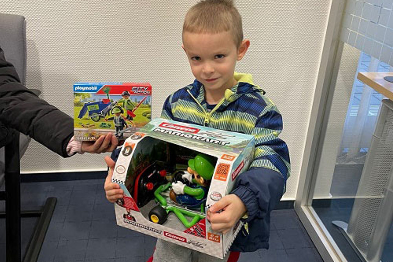 Ein glückliches Kind der ein Spielzeug hält.