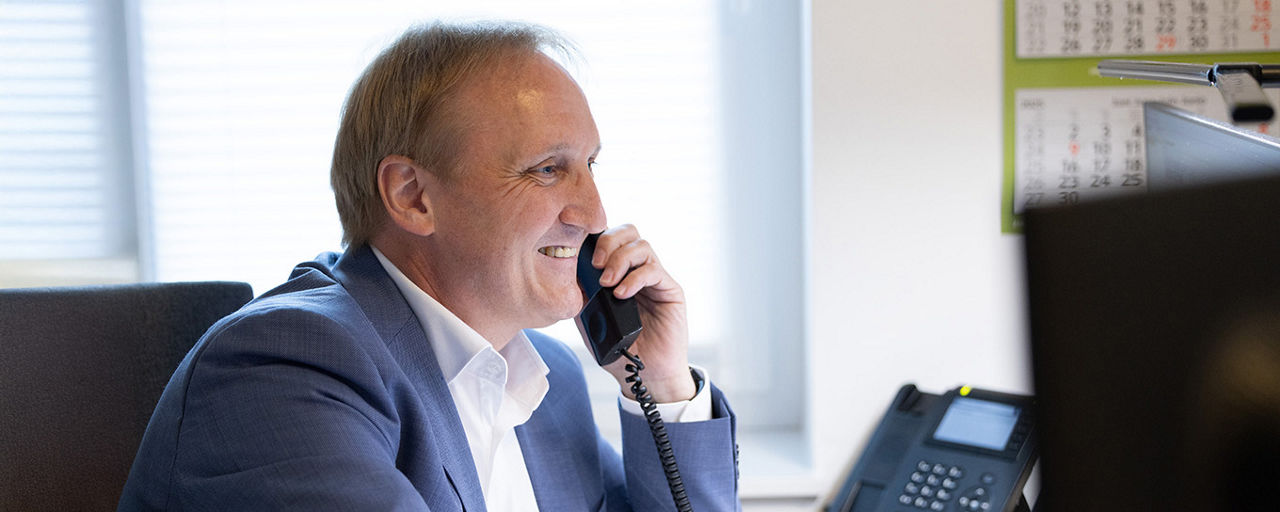 Mitarbeiter telefoniert mit einem Kunden