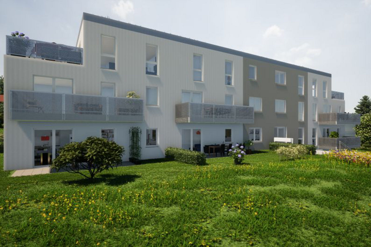 RModernes Mehrfamilienhaus mit Balkonen und großen Fenstern, umgeben von einer grünen Wiese mit Blumen und Sträuchern. 