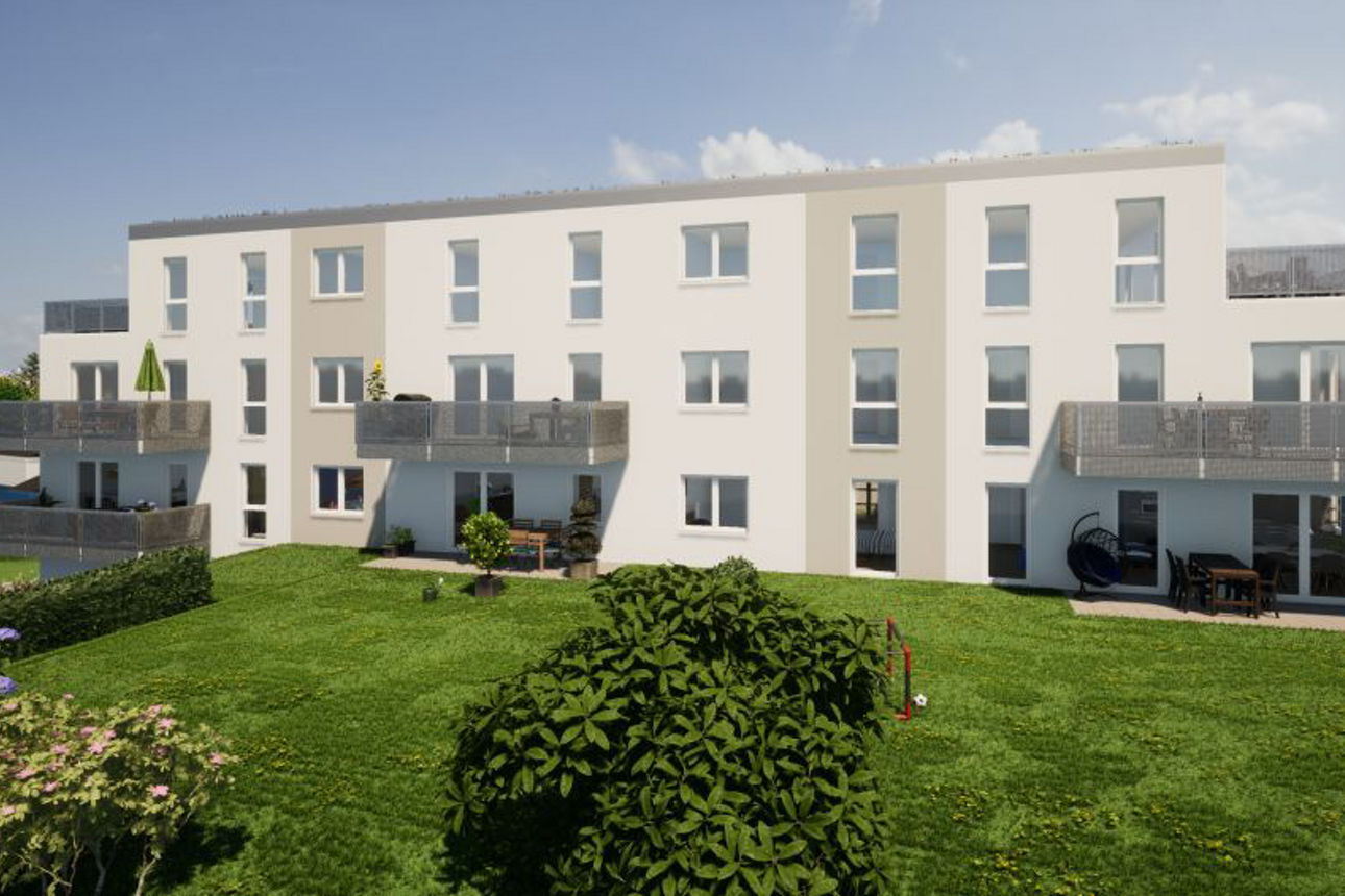 Mehrstöckiges Wohngebäude mit Balkonen und großen Fenstern, umgeben von einer gepflegten Grünfläche mit Büschen und Blumen. 