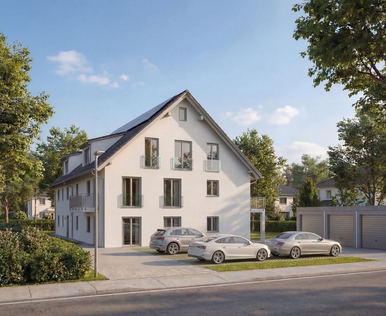 Seiten- und Rückansicht eines modernen Mehrfamilienhauses mit Balkonen, Solaranlage auf dem Dach und großzügiger Grünfläche.