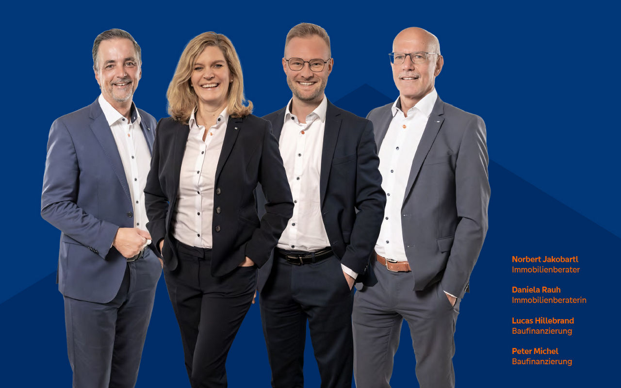 Vier Ansprechpartner für Immobilienberatung und Baufinanzierung in Business-Kleidung vor blauem Hintergrund mit eingeblendete