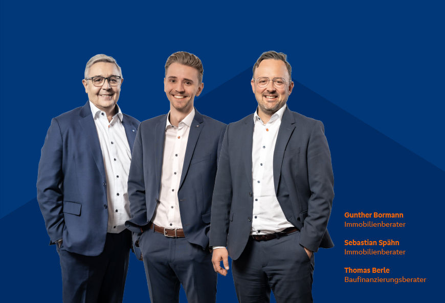 Drei Berater im Anzug vor blauem Hintergrund mit eingeblendeten Namen und Funktionen aus den Bereichen Immobilienberatung und