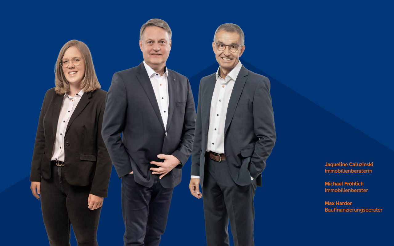 Drei Ansprechpartner für Immobilienberatung und Baufinanzierung in Business-Kleidung vor blauem Hintergrund mit eingeblendete