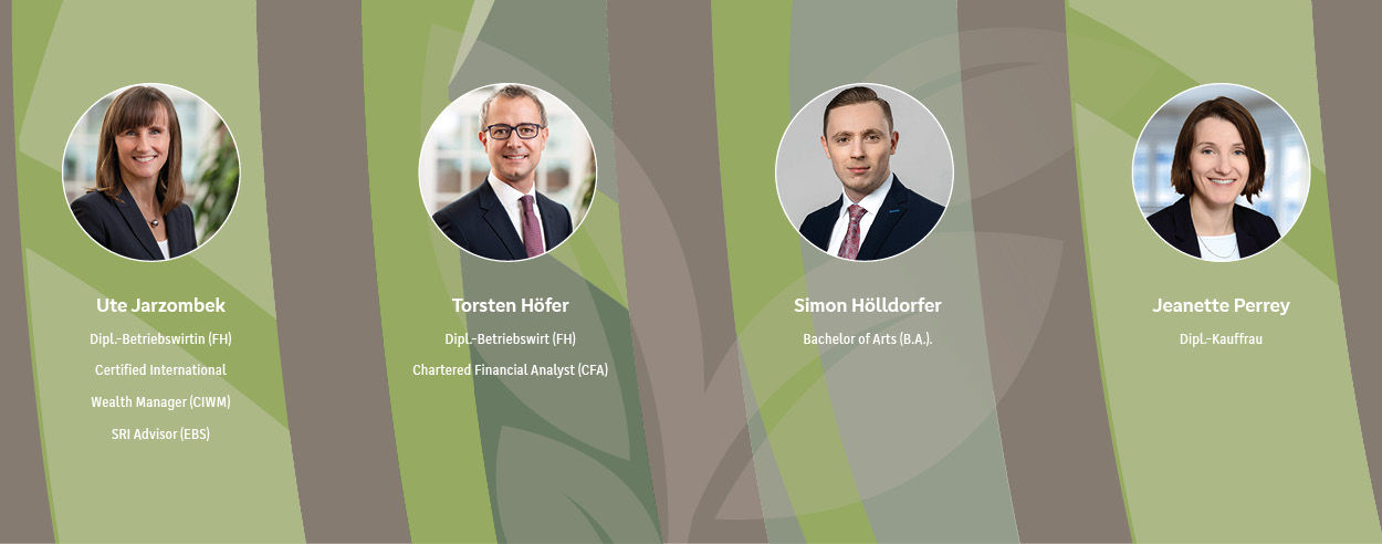 Älterer Mann, der in einem Büro sitzt