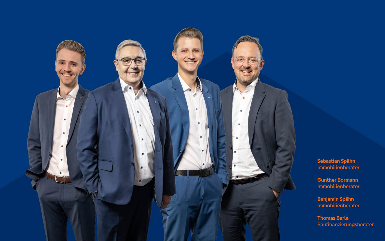 Vier Ansprechpartner in Businesskleidung vor blauem Hintergrund, daneben die Namen und Funktionen aus den Bereichen Immobilie