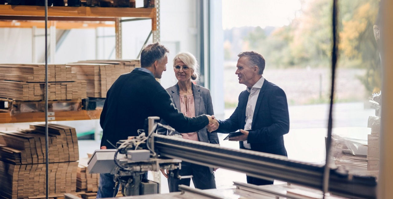 Begrüßungssituation von drei Personen