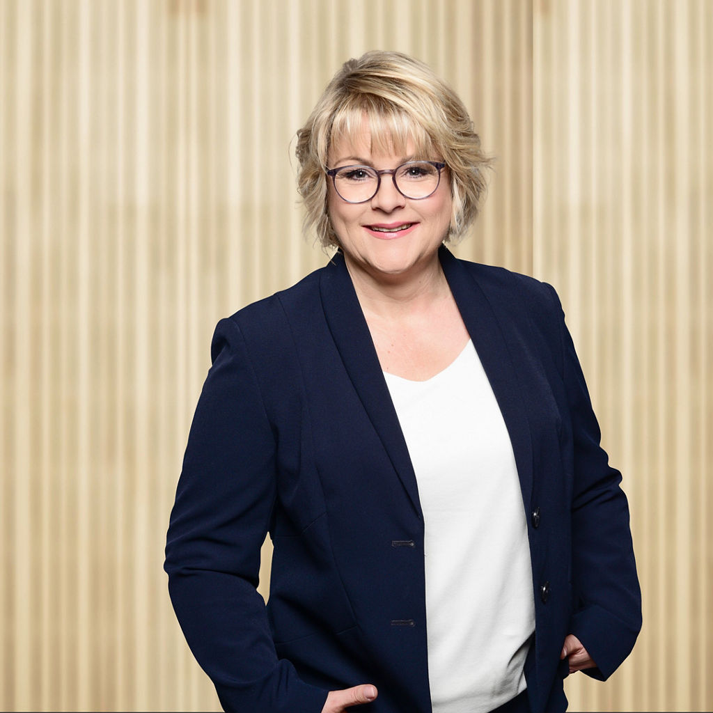 Antje Stets vor einer Holzwand