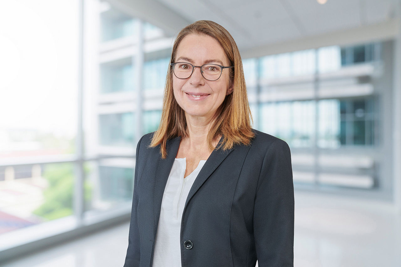 Mitarbeiterin der PSD Bank Hannover eG als Ansprechpartnerin für Spendenanfragen