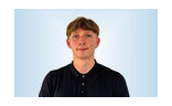 Praktikant Anton Skowronnek vor hellblauem Hintergrund