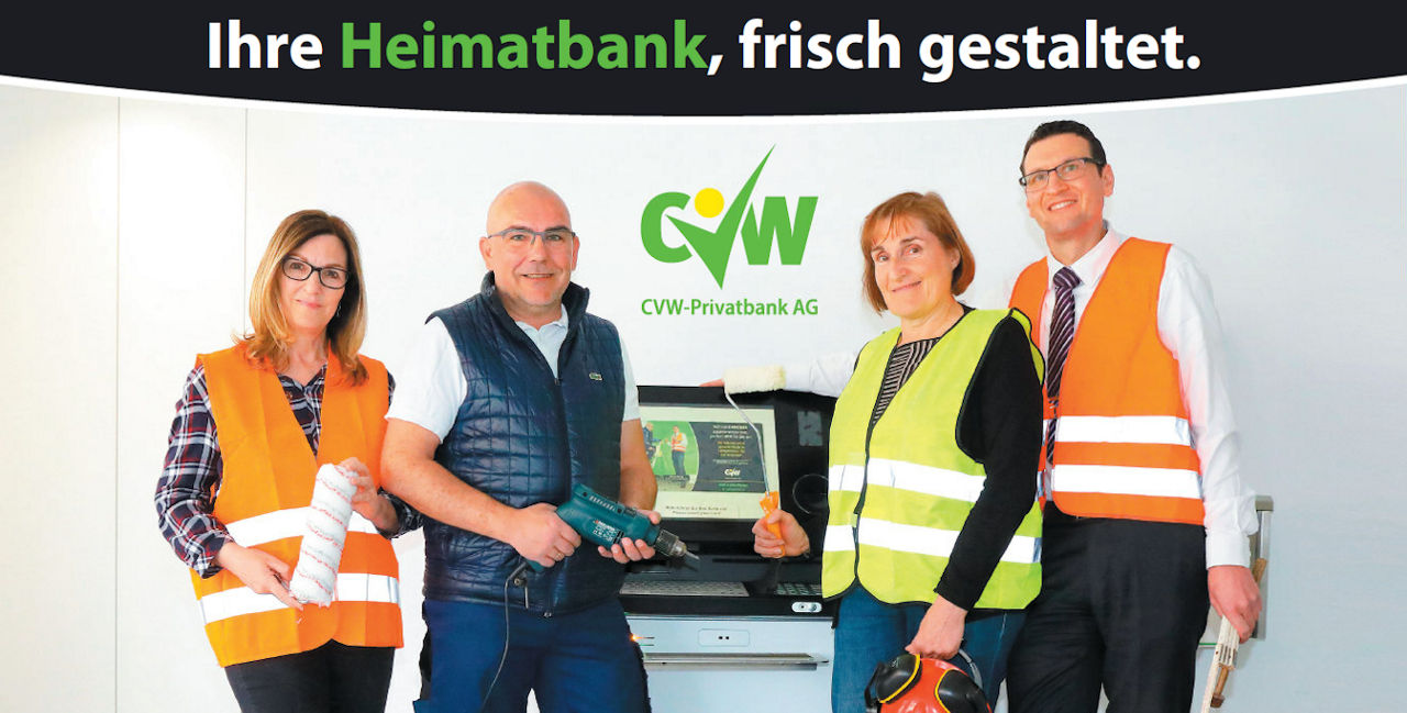 Unsere Mitarbeiter der Filiale Langenzenn stehen in Baustellenkleidung vor dem Kontoauszugsdrucker