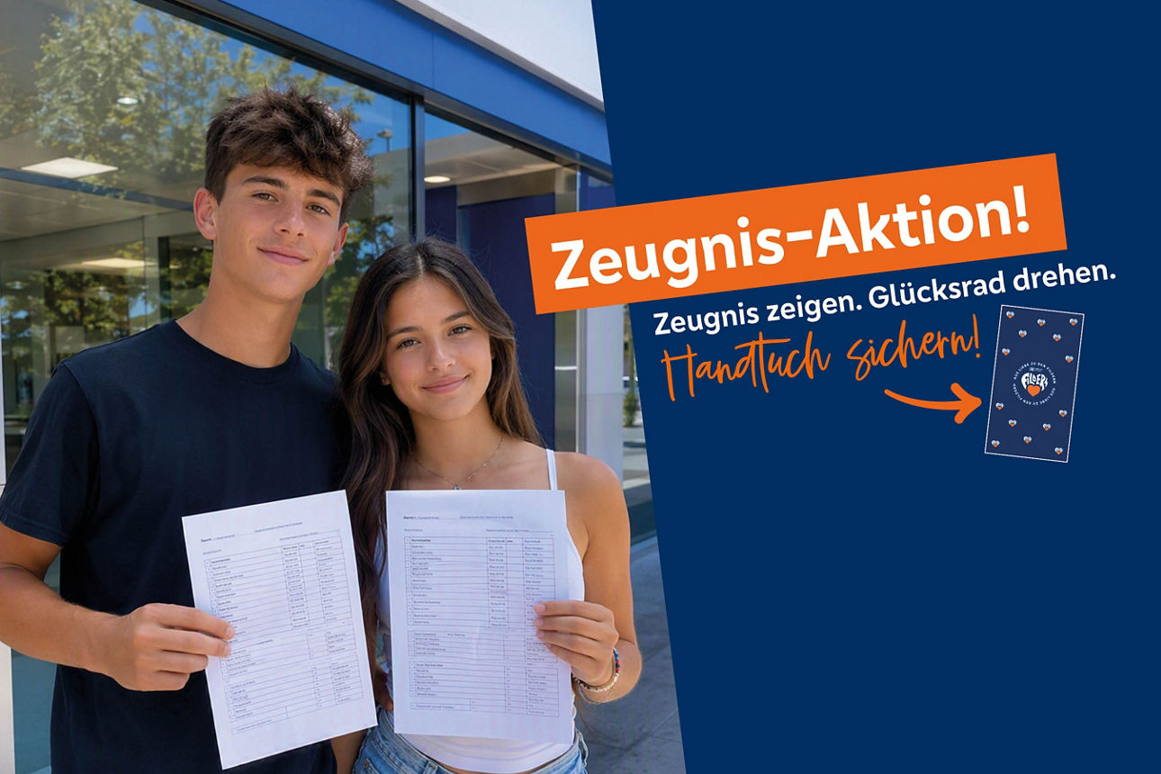 Ein Junge und ein Mädchen halten Ihre Zeugnisse in die Kamera Text: Zeugnis-Aktion! Zeugnis zeigen. Glücksrad drehen.