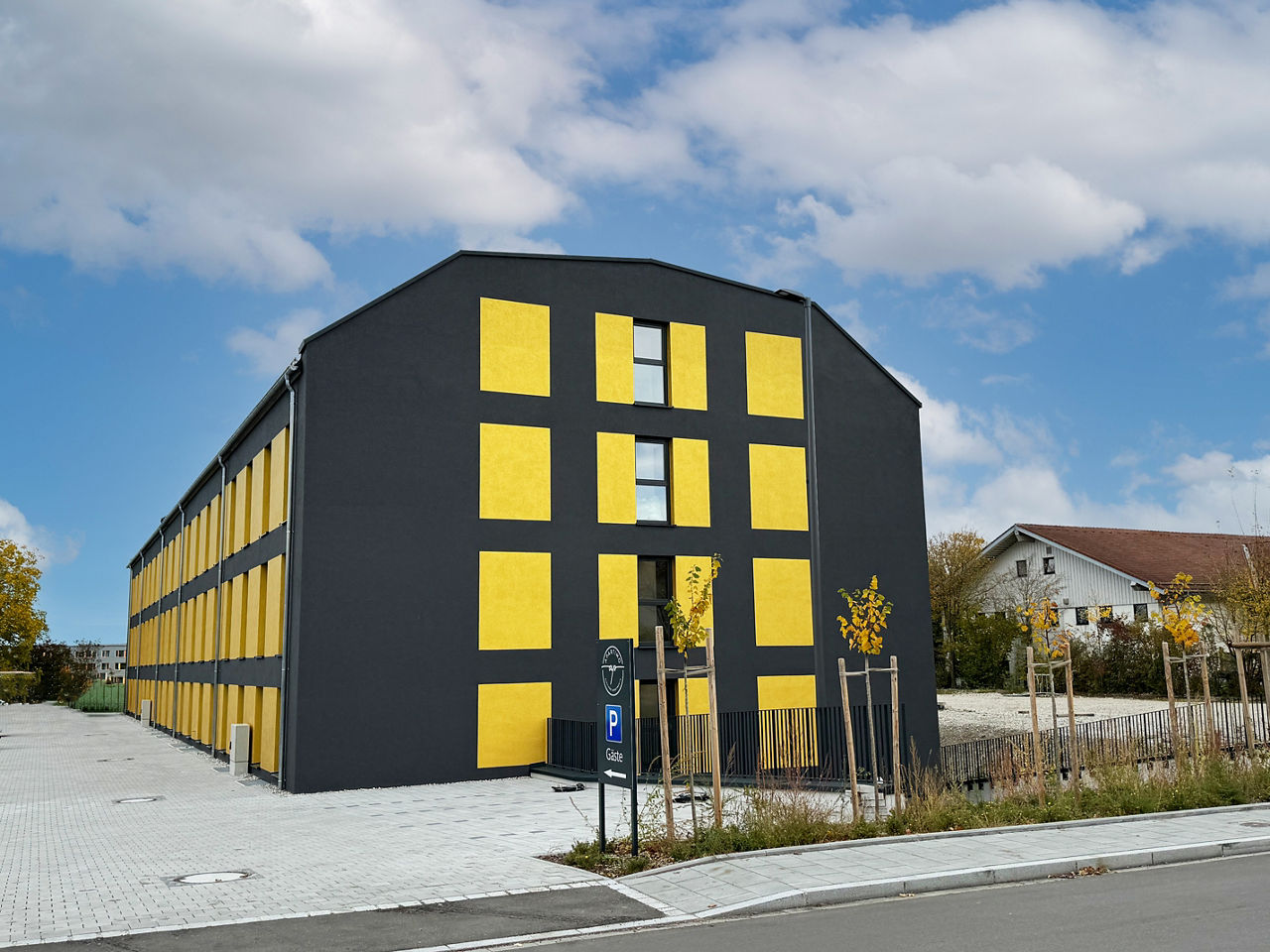 Wohngebäude mit blauem Himmel im Hintergrund