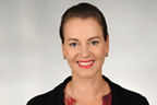 Meike Apitz-Spreitzer hat kurze blonde Haare und trägt eine rote Bluse sowie einen schwarzen Blazer