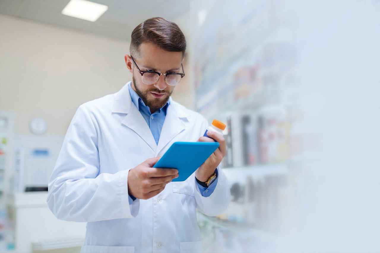 Ein Apotheker mit Tablet-PC checkt die Vorräte
