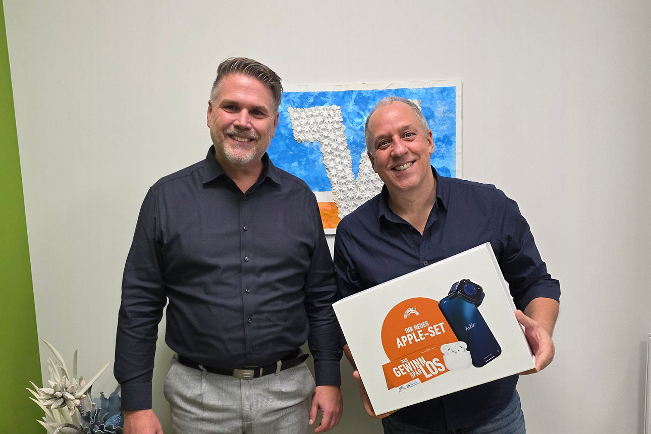 Kundenberater Marcel Sagasser übergibt ein Apple-Set an seinen Kunden