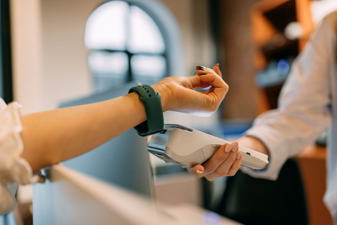 Frau bezahlt mit Smartwatch