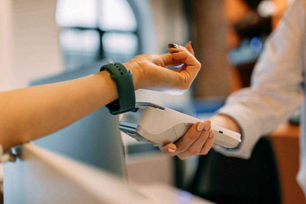 Frau bezahlt mit Smartwatch