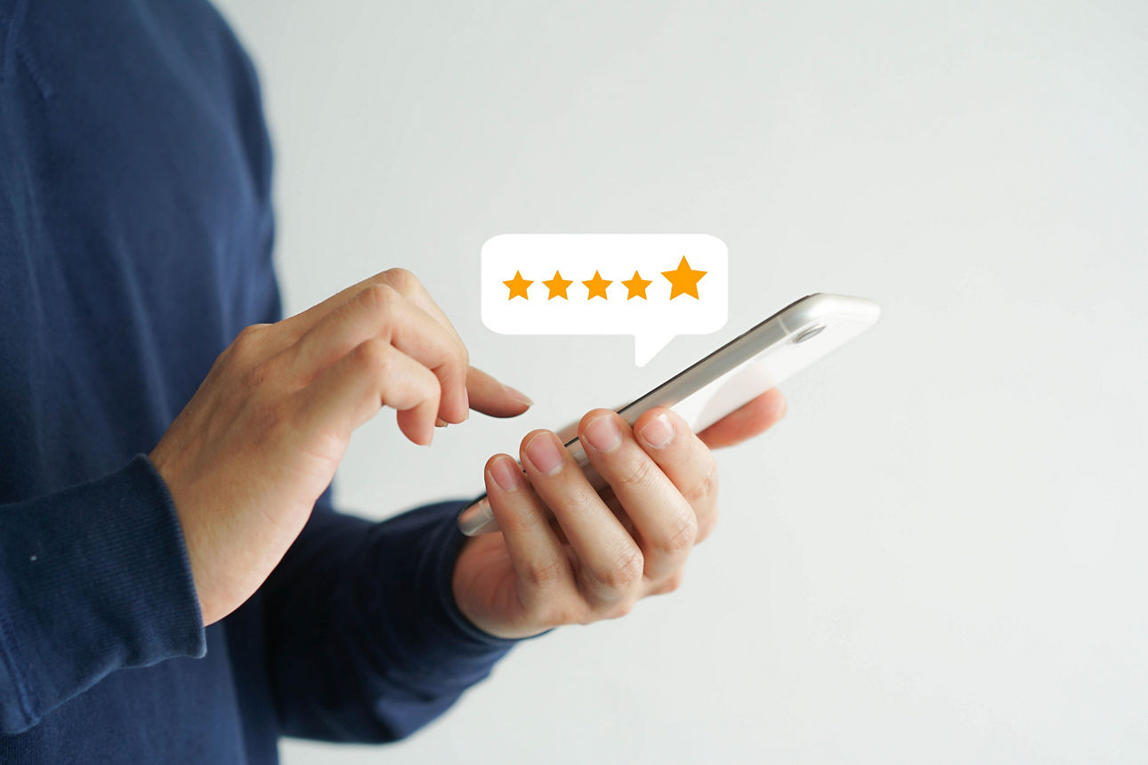 Jemand hält ein Smartphone in der Hand und schaut auf eine App