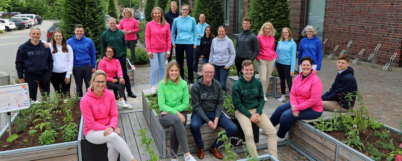 Bild von Mitarbeitern mit bunten Volksbank vechta Hoodies