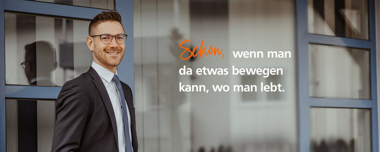 Mitarbeiter vor Bankgebäude