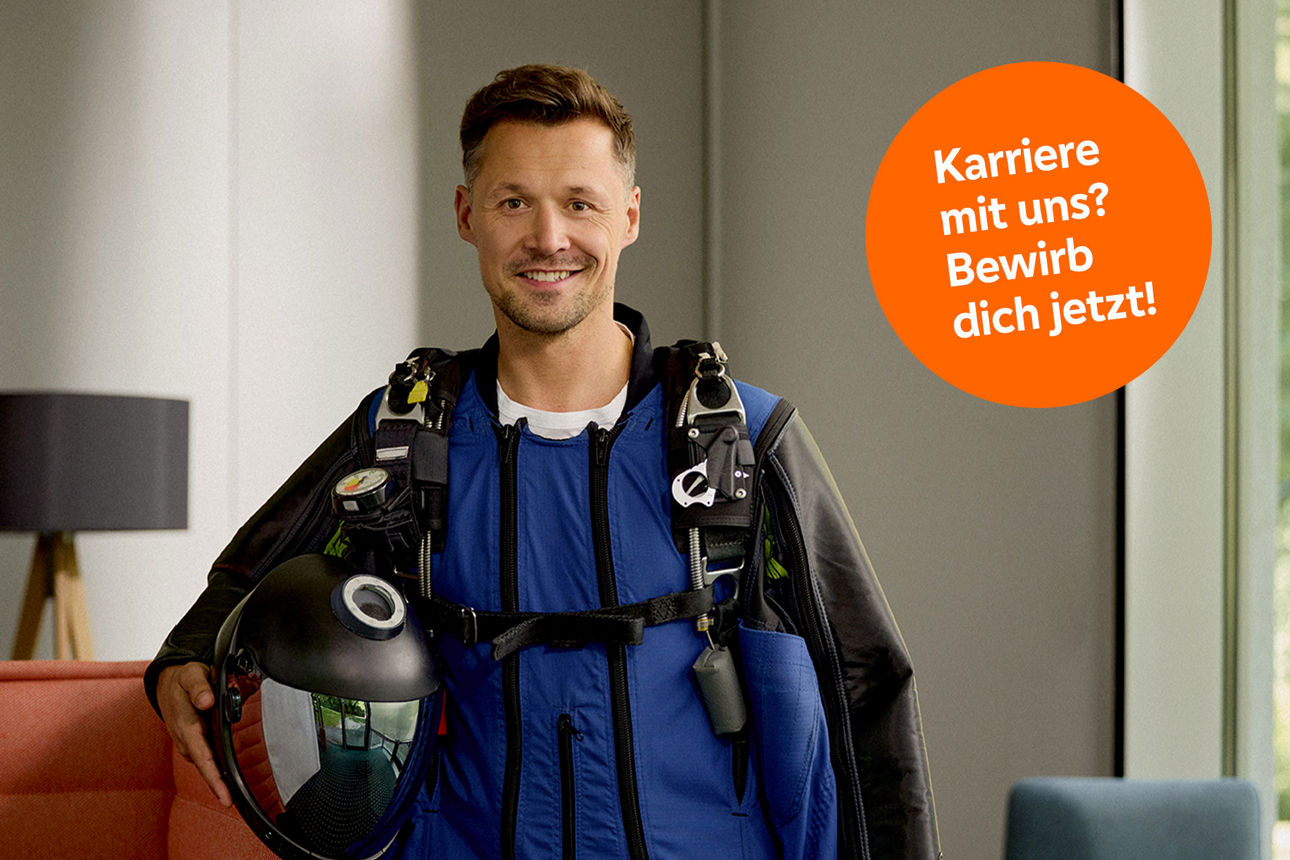 Mitabeiter in Fallschirmausrüstung