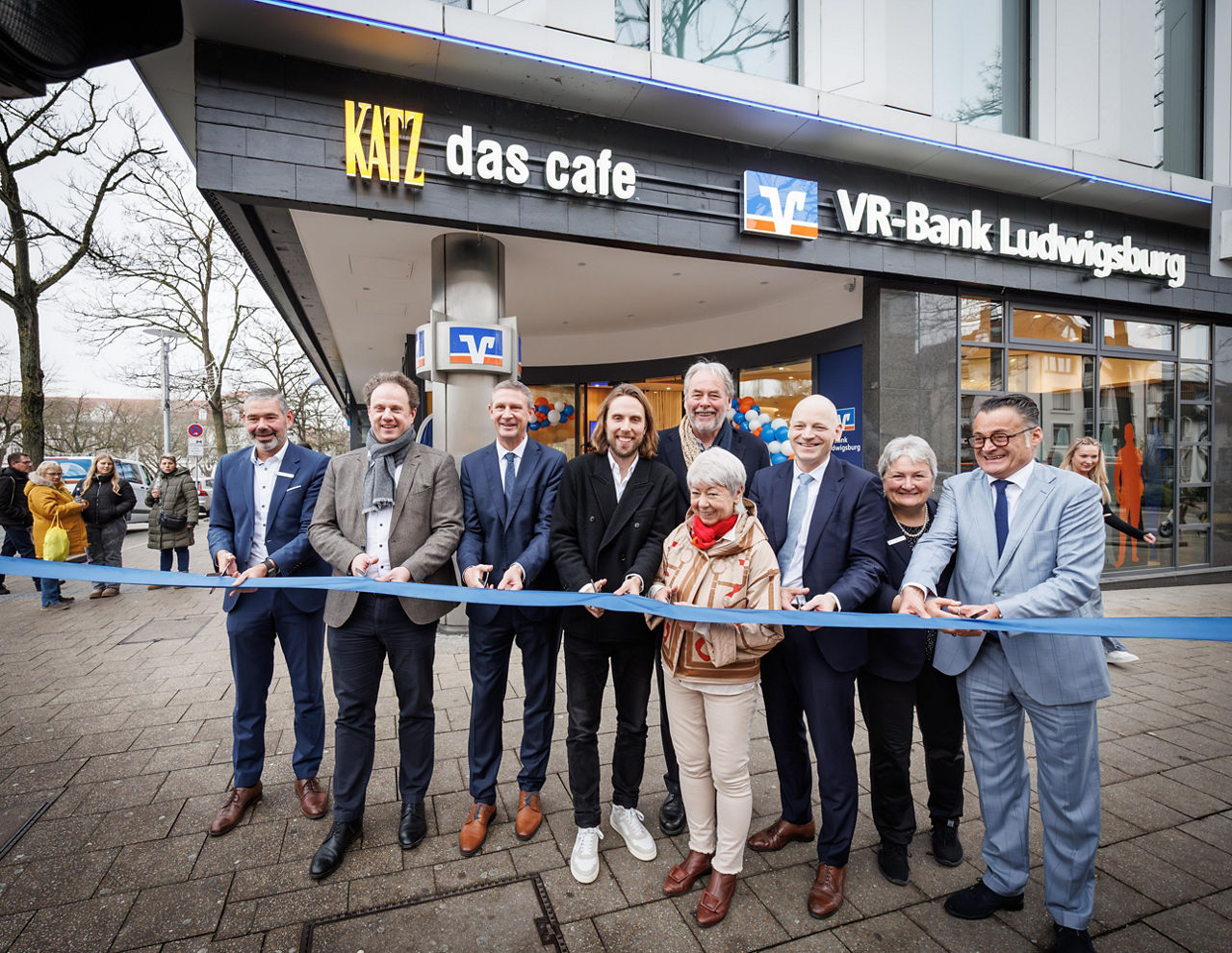 mehrere Personen beim durchschneiden des Bandes zur Eröffnung von ArsenalZWEI