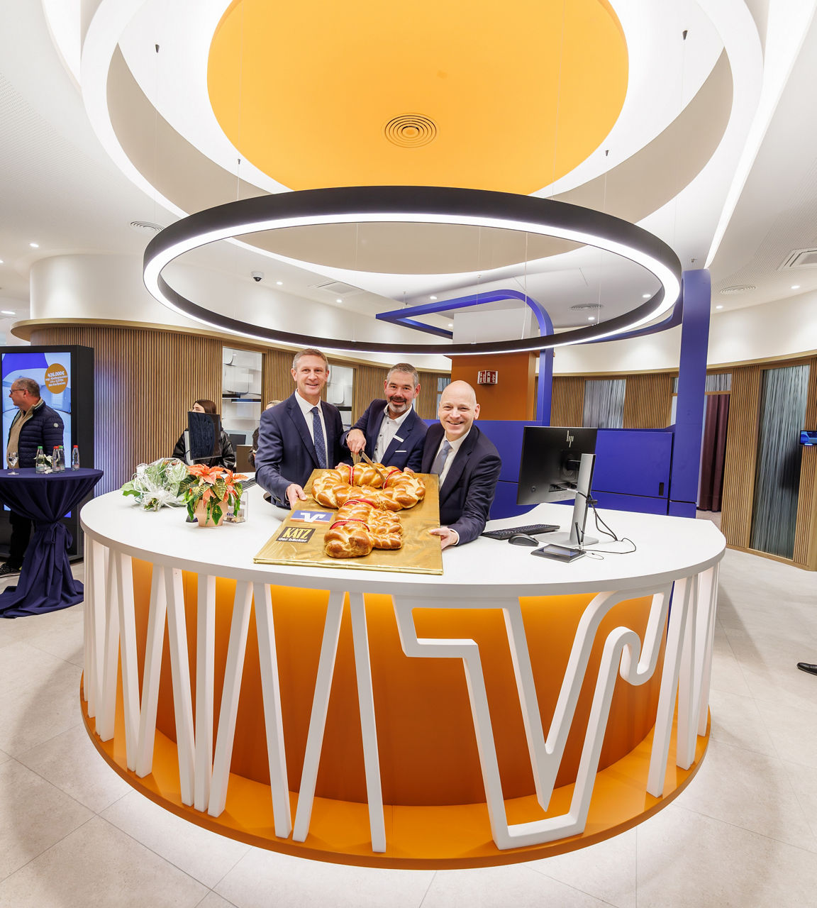Der Vorstand der VR-Bank Ludwigsburg hinter der neuen Serviceinsel in ArsenalZWEI