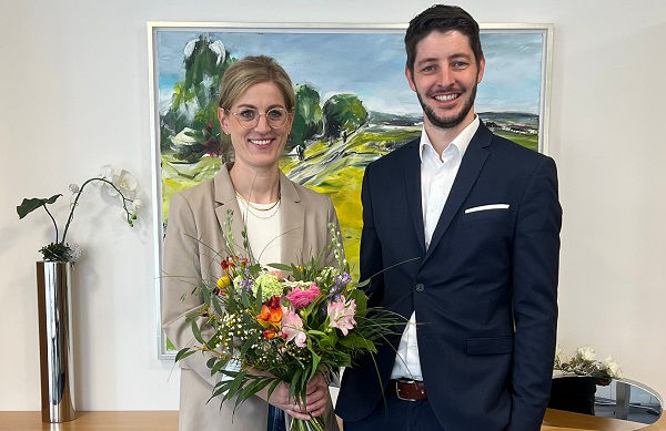 Privatkundenleiter Markus Schürmann-Lanwer begrüßt die neue Beraterin Julia Hinrichs