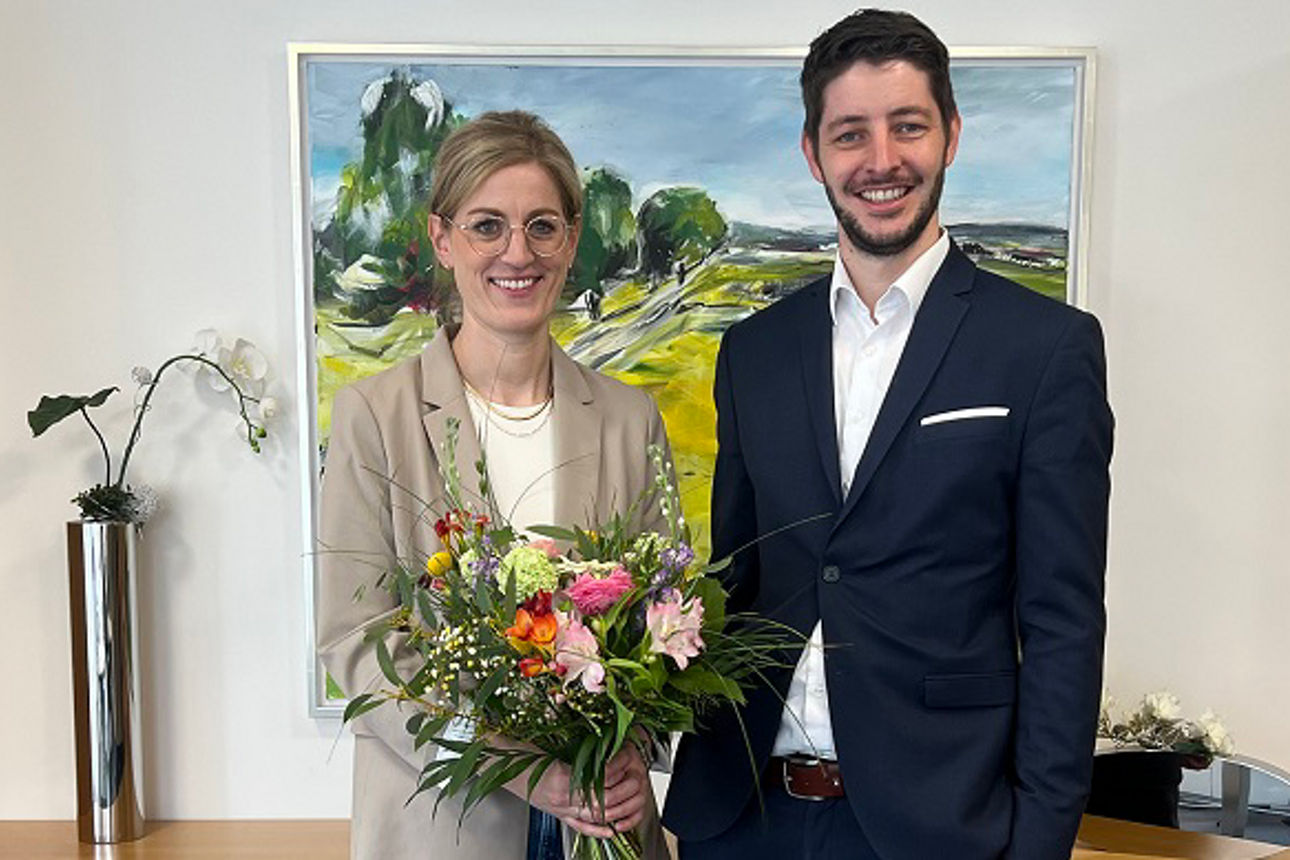 Privatkundenleiter Markus Schürmann-Lanwer begrüßt die neue Beraterin Julia Hinrichs