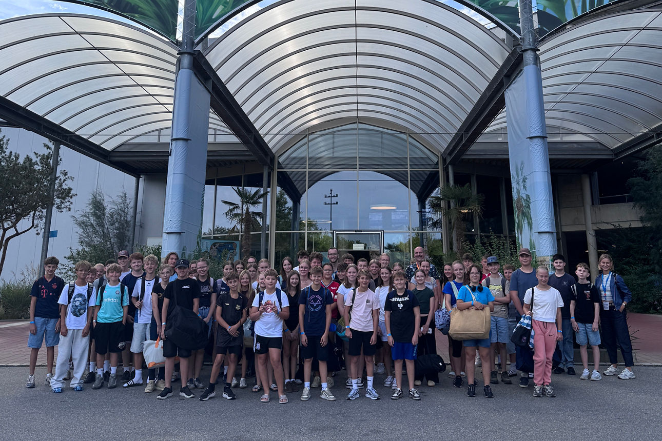 Bild von Kindern und Mitarbeitenden der Bank vor der Therme Erding beim VR-Beachparty-Ausflug 