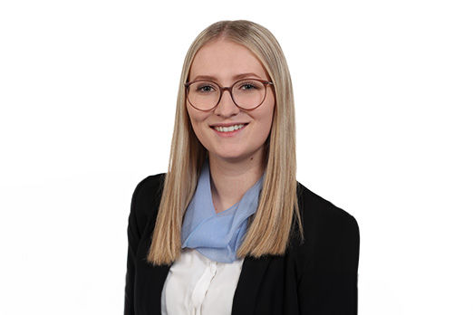 Freundlich lächelnde Frau im Anzug, unsere Privatkundenberaterin Laura Attenhauser