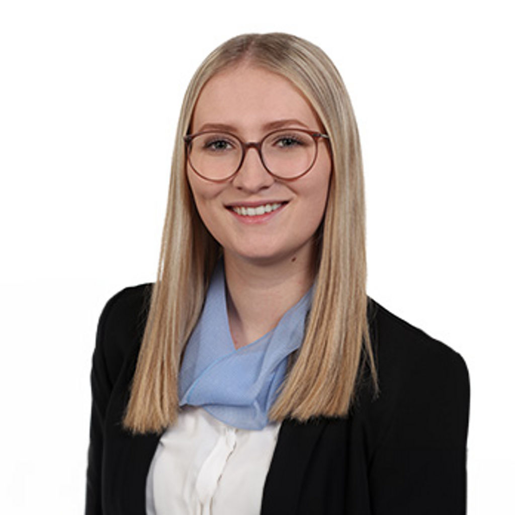 Freundlich lächelnde Frau im Anzug, unsere Privatkundenberaterin Laura Attenhauser