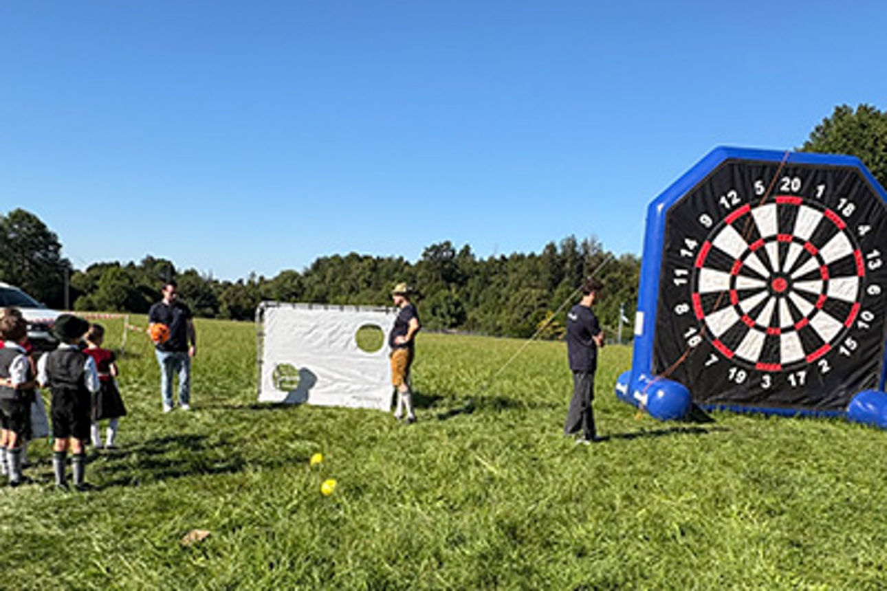 Kinder spielen an einer Torwand Fußball