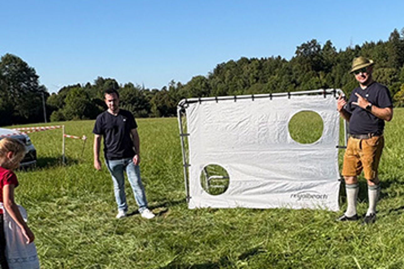 Kinder spielen an einer Torwand Fußball