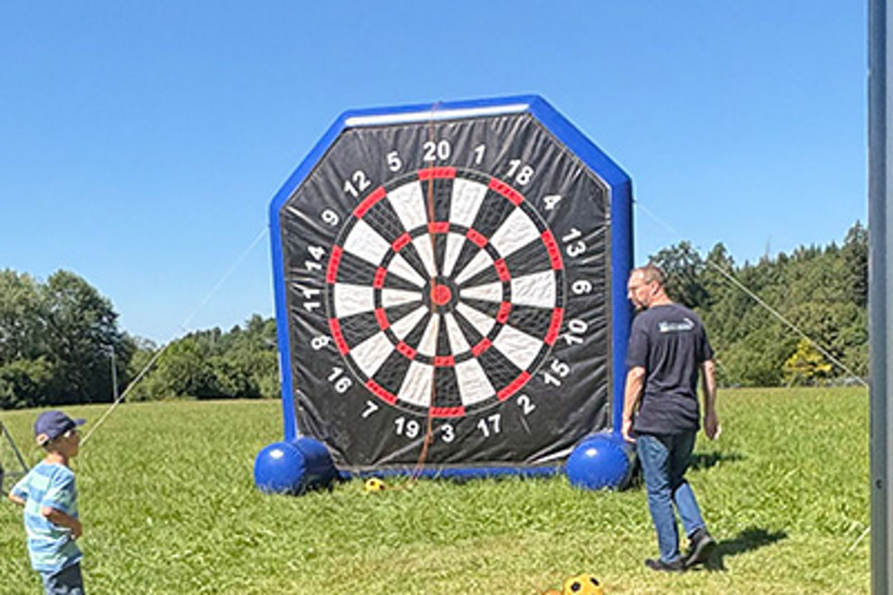 Ein Junge spielt Fußballdarts