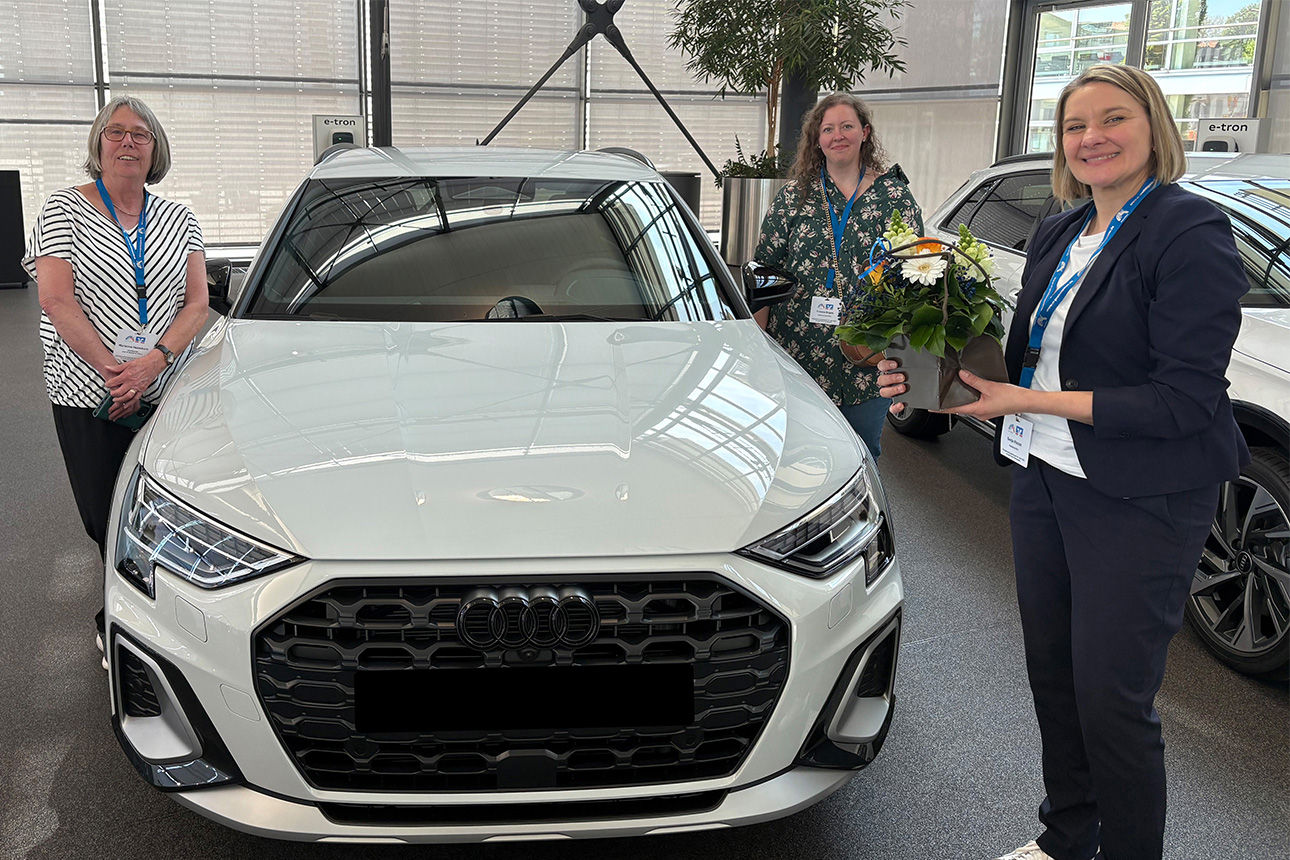 Drei Frauen stehen um einen neuen Audi