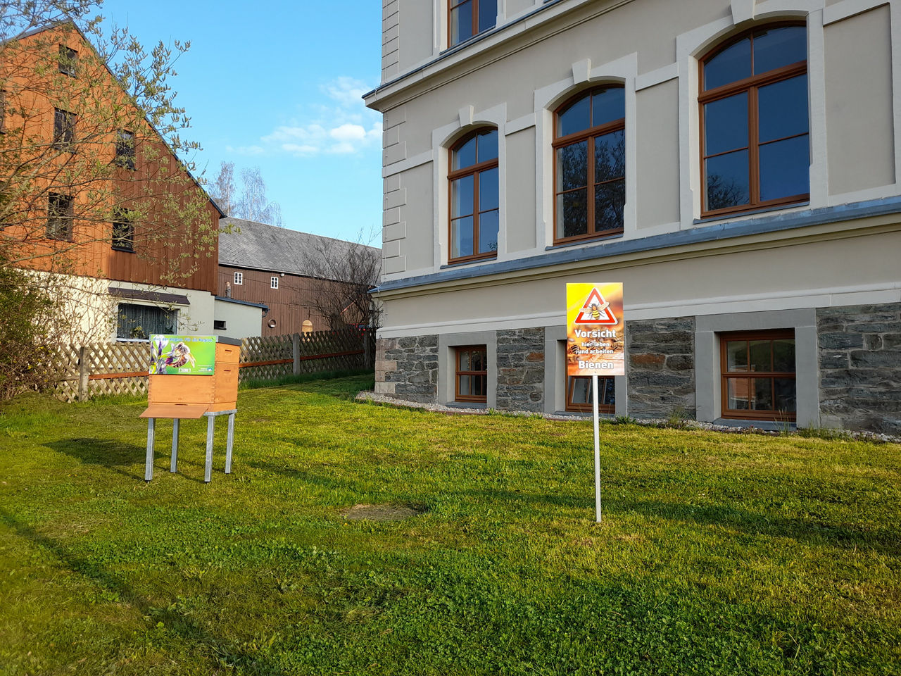 Bienenbeute vor der Schule