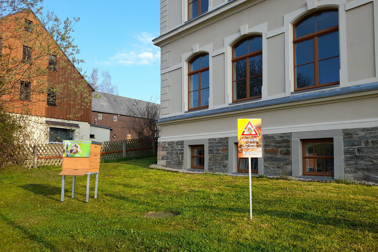 Bienenbeute vor der Schule
