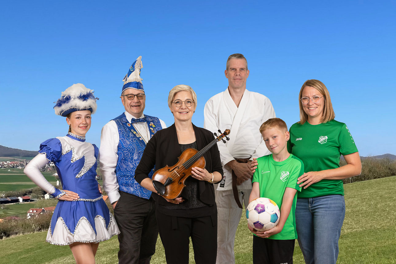 Mitglieder von Vereinen vor Hintergrund Hessisches Kegelspiel
