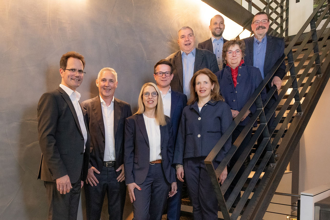 Der Aufsichtsrat der Volksbank Ruhr Mitte Stand April 2026 steht zum Gruppenfoto auf einer Metalltreppe. Die 3 Frauen und 6 Männer lächeln in die Kamera. Sie tragen Business-Casual. 