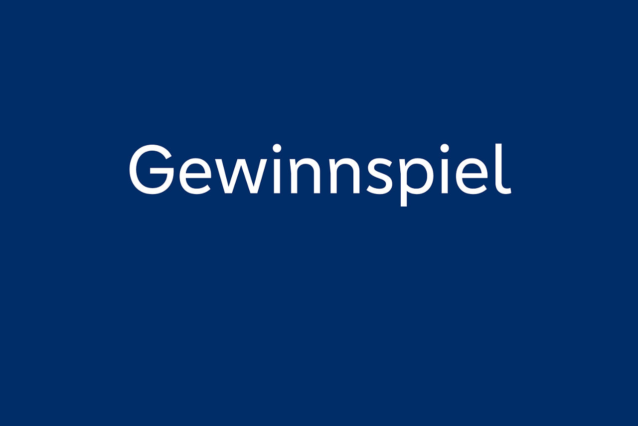 Blaues Bild mit weißer Schrift - Gewinnspiel Jahresbericht